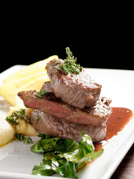 Srnčí maso steak s brambory — Stock fotografie