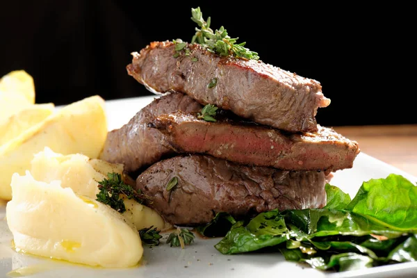 Bife de carne de veado com batata — Fotografia de Stock