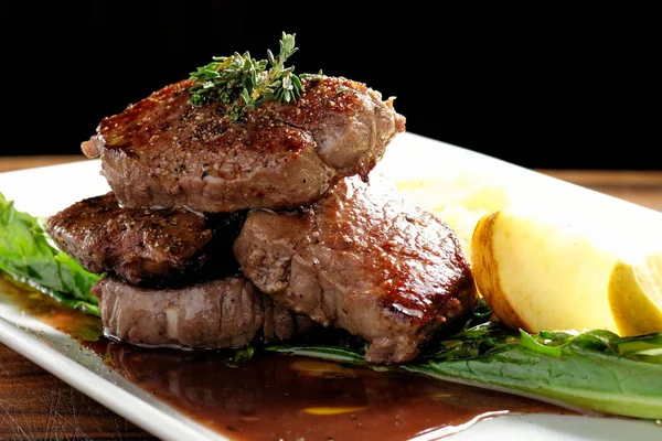 Bife de carne de veado com batata — Fotografia de Stock