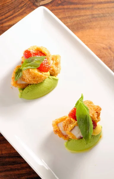 Dobré jídlo, smažené chobotničky na bazalkovou pěnou — Stock fotografie