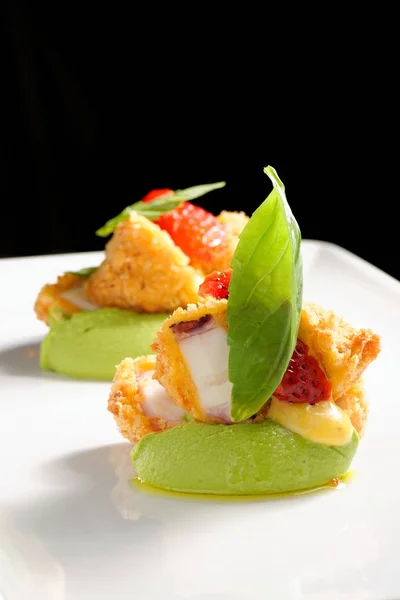 Прекрасная еда, жареный осьминог на базиликовых муссах — стоковое фото