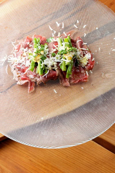 Beef carpaccio appetizer with baby asparagus — Stock Photo, Image