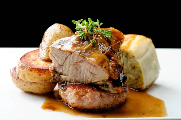 Bife de carne de veado com batata — Fotografia de Stock