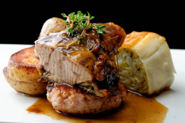 Bife de carne de veado com batata — Fotografia de Stock