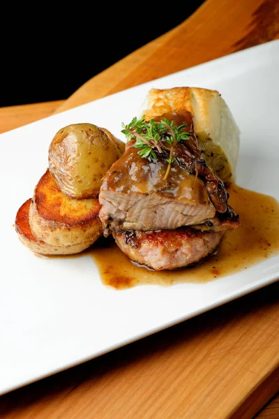 Bife de carne de veado com batata — Fotografia de Stock