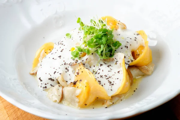 Włoskie ravioli dyniowe tortellini — Zdjęcie stockowe