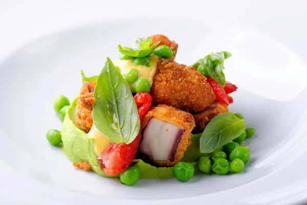 高級レストラン、バジルのムースに蛸の唐揚げ — ストック写真