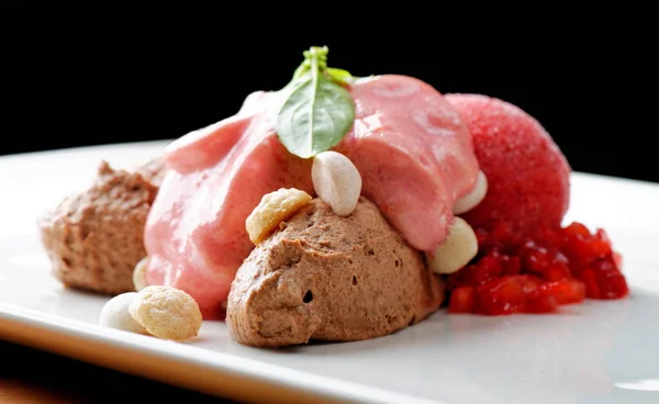 Sobremesa de jantar fina, mousse de chocolate — Fotografia de Stock