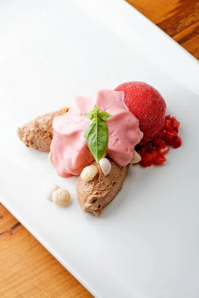 Gourmet-Dessert mit Schokoladenmousse — Stockfoto