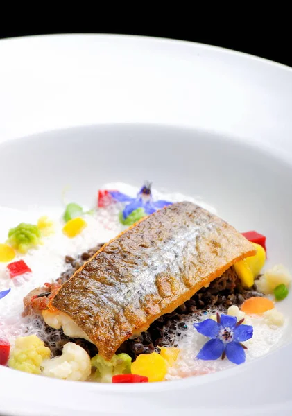 Cuisine raffinée, filet de poisson blanc pané aux herbes — Photo