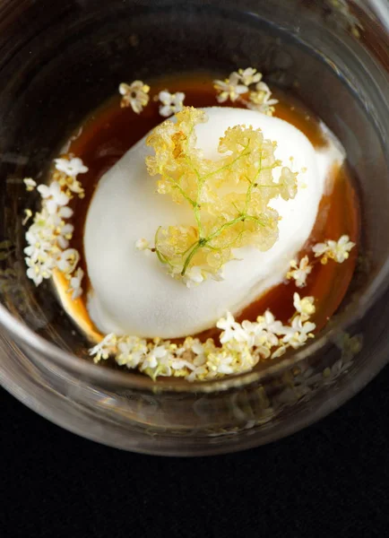 İyi yemek, elderflowers ile dondurma — Stok fotoğraf