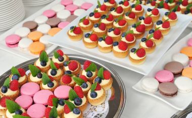 Tablo lezzetli kek ve acıbadem kurabiyesi