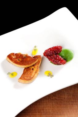 Vişne sos ile kavrulmuş kaz ciğeri 