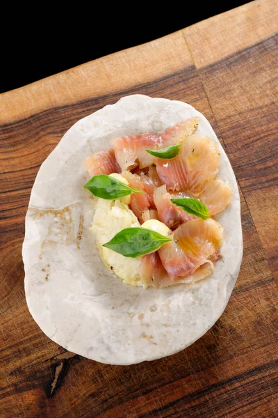 Färsk tonfisk carpaccio med basilika — Stockfoto