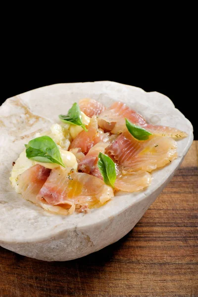 Färsk tonfisk carpaccio med basilika — Stockfoto