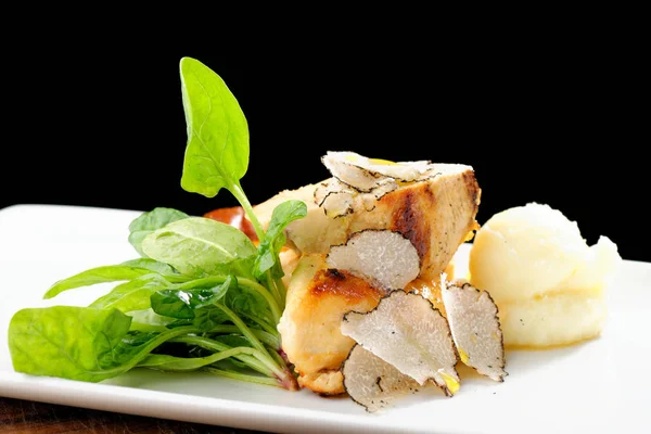 Petto di pollo alla griglia con tartufo nero — Foto Stock