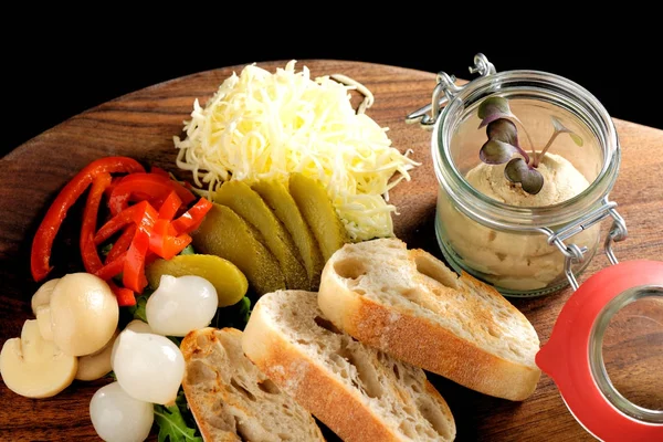 Rustik kahvaltı. sandviç karaciğer pate — Stok fotoğraf