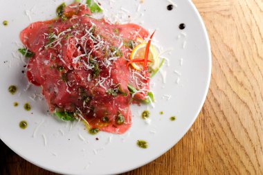 İyi yemek, pesto genovese, parmesan peyniri, kapari ve roket salatası ile etli carpaccio.