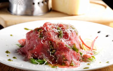 İyi yemek, pesto genovese, parmesan peyniri, kapari ve roket salatası ile etli carpaccio.