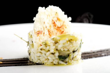 Kuşkonmazlı risotto ve parmesan peynirli kabak.
