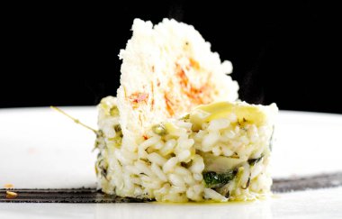 Kuşkonmazlı risotto ve parmesan peynirli kabak.