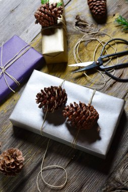 Eski ahşap masanın üzerinde şık & Vintage Noel hediyeleri kutusu