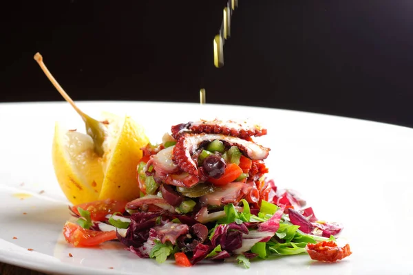 Salada Polvo Jantar Fina Com Fatia Limão Tomate Alface — Fotografia de Stock