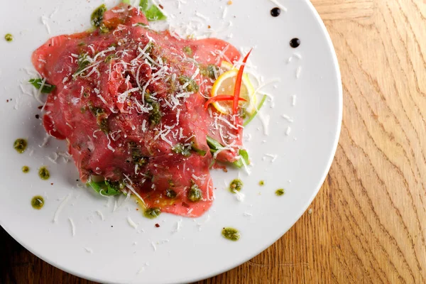 Lekker Eten Rundercarpaccio Met Pesto Genovese Parmezaanse Kaas Kappertjes Raketsalade — Stockfoto