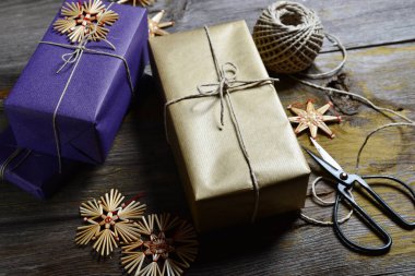 Eski ahşap masanın üzerinde şık & Vintage Noel hediyeleri kutusu