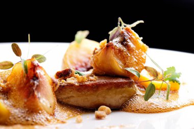 Haute cuisine, ev yapımı ravioli ve elmalı kızarmış foie gras