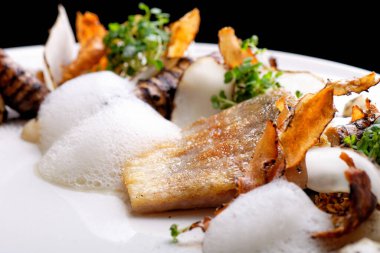 Haute cuisine, beyaz balık filetosu ve tatlı patates.
