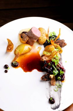 Haute cuisine, ızgara kuzu bifteği yanında da porto sosu ve patates.