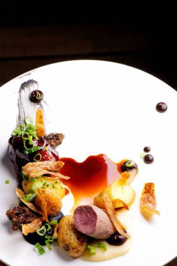 Haute cuisine, ızgara kuzu bifteği yanında da porto sosu ve patates.