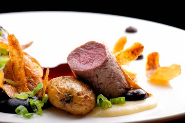 Haute cuisine, ızgara kuzu bifteği yanında da porto sosu ve patates.