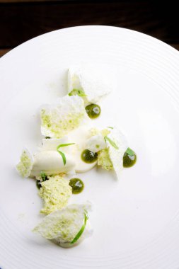 Güzel yemek tatlısı, Nane Parfe, dondurma, beyaz çikolatalı mus ve baharat.