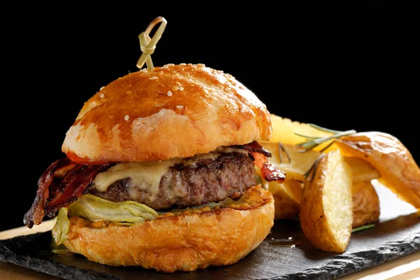 Hamburguesa Con Queso Tocino Gourmet Con Lechuga Patatas Fritas — Foto de Stock