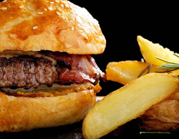 Hamburguesa Con Queso Tocino Gourmet Con Lechuga Patatas Fritas —  Fotos de Stock