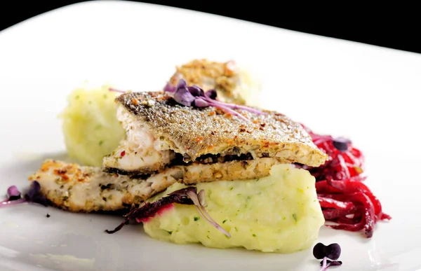 Smaklig Frisk Fiskfilé Med Potatispuré Med Kryddor Och Vitlökssås — Stockfoto