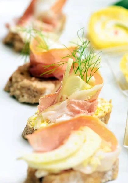 Tapas Sobre Pão Cru Seleção Tapas Espanholas Servidas Uma Baguete — Fotografia de Stock