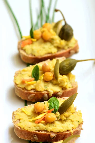 生硬的面包配健康的自制奶油鹰嘴豆和橄榄油 — 图库照片