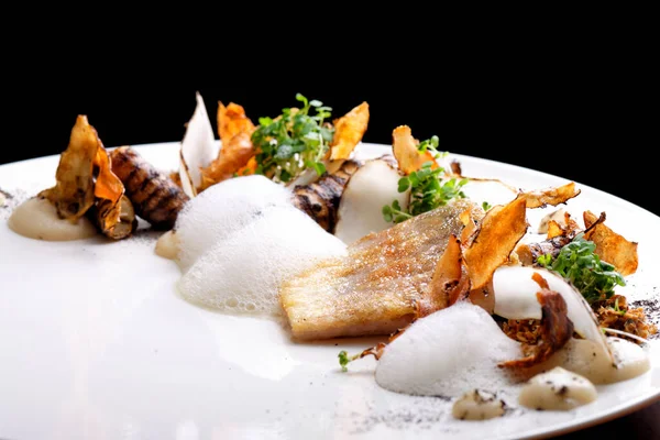 Haute Kuchni Białe Ryby Filet Słodkim Ziemniakiem — Zdjęcie stockowe