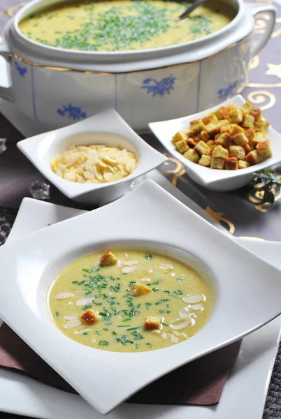 Homemade Creamy Potato Leek Soup — Stock Photo, Image