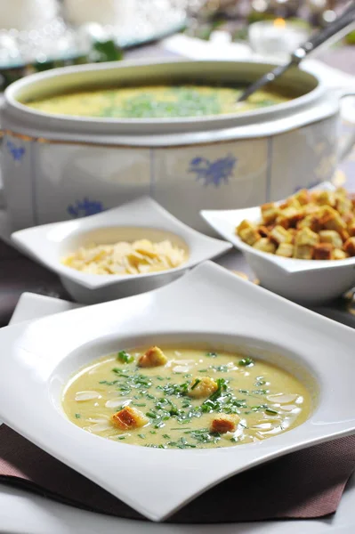 Hemlagad Krämig Potatis Och Purjolök Soppa Festligt Bord — Stockfoto