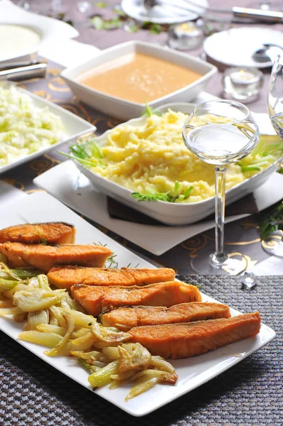 Festive Christmas Masasında Floran Rezene Salata Ile Pişirilmiş Somon Balığı — Stok fotoğraf