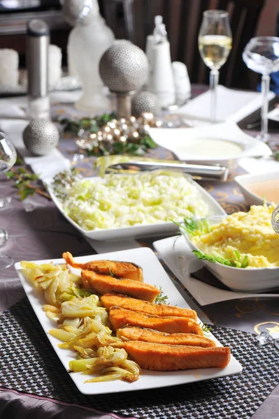 Gebackener Lachs Mit Florenz Fenchel Und Salat Auf Festlich Weihnachtlichem — Stockfoto