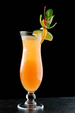 Tutku meyveli parlak tropikal alkol kokteyli ya da güzel dekorasyonlu limonata.