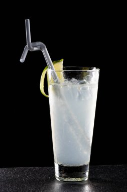 Masada lüks bir kokteyl var.