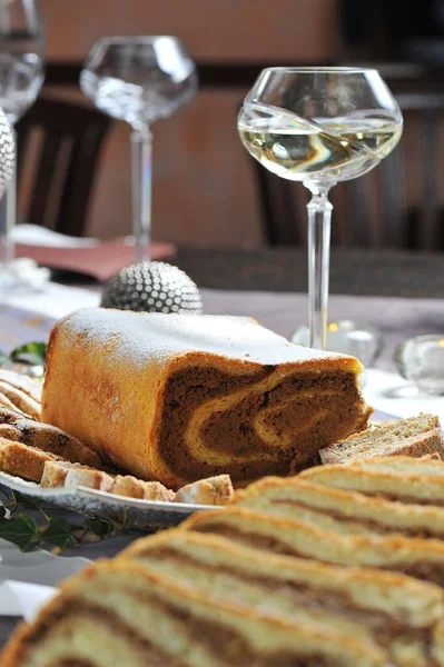 Potica Potizza Rolka Orzechami Włoskimi Świątecznym Stole — Zdjęcie stockowe