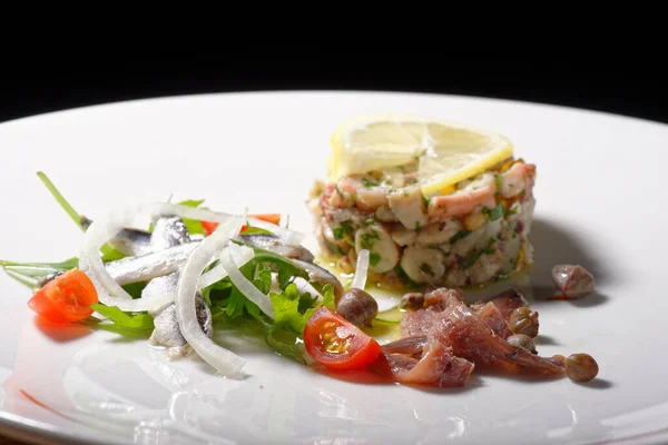 초비와 샐러드를 곁들인 해산물 식욕을 돋우는 — 스톡 사진