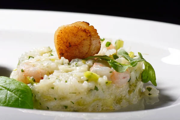 Dobre Jedzenie Czarne Risotto Atramentem Kałamarnicy Risotto Owocami Morza Scallop — Zdjęcie stockowe